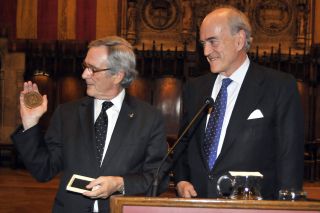 FCC presents the mayor of Barcelona with a medal commemorating the 100th anniversary of the company's first sewer maintenance contract with the city