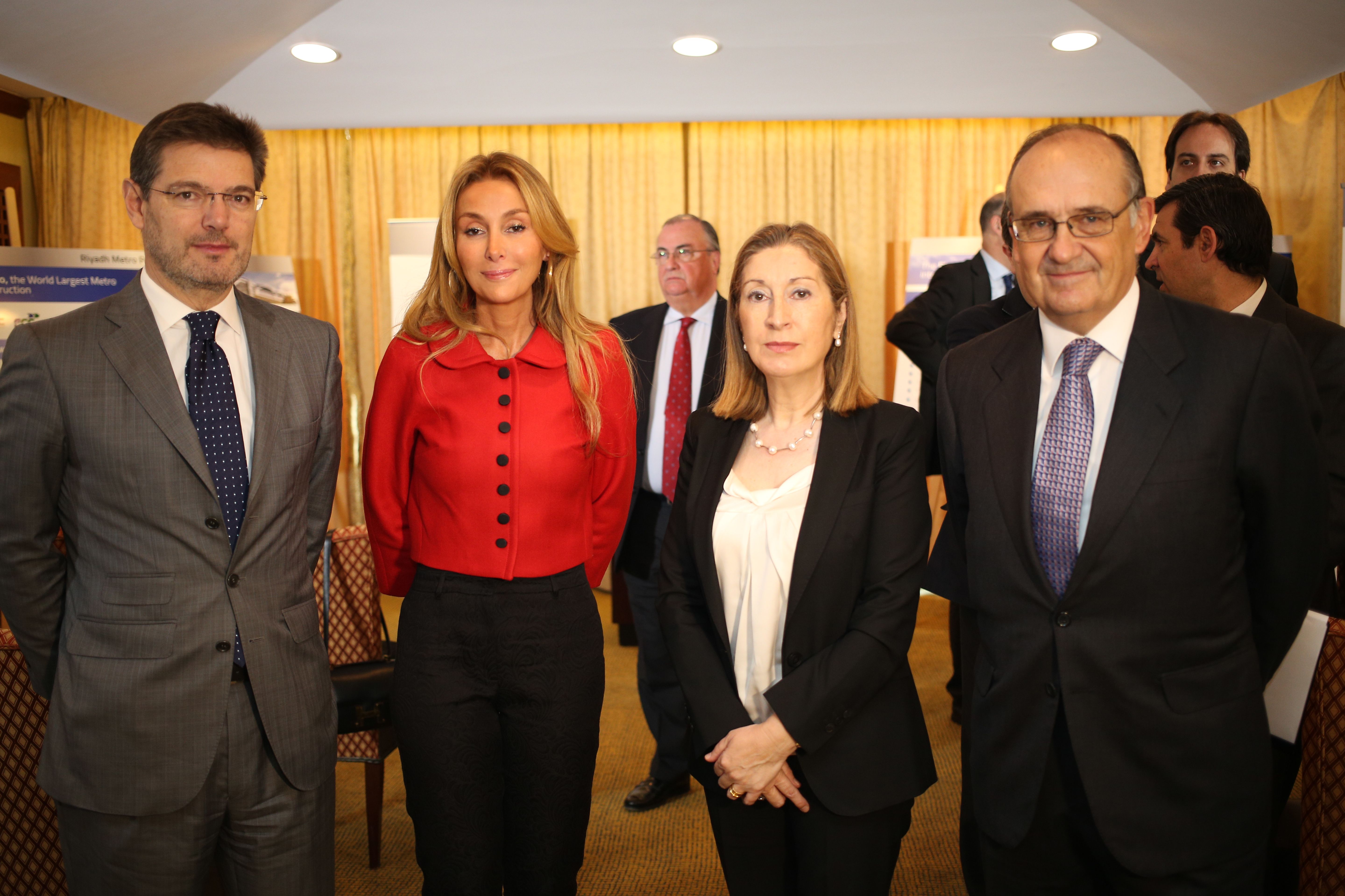 La ministra de Fomento junto a la presidenta y el consejero delegado de FCC en Riad