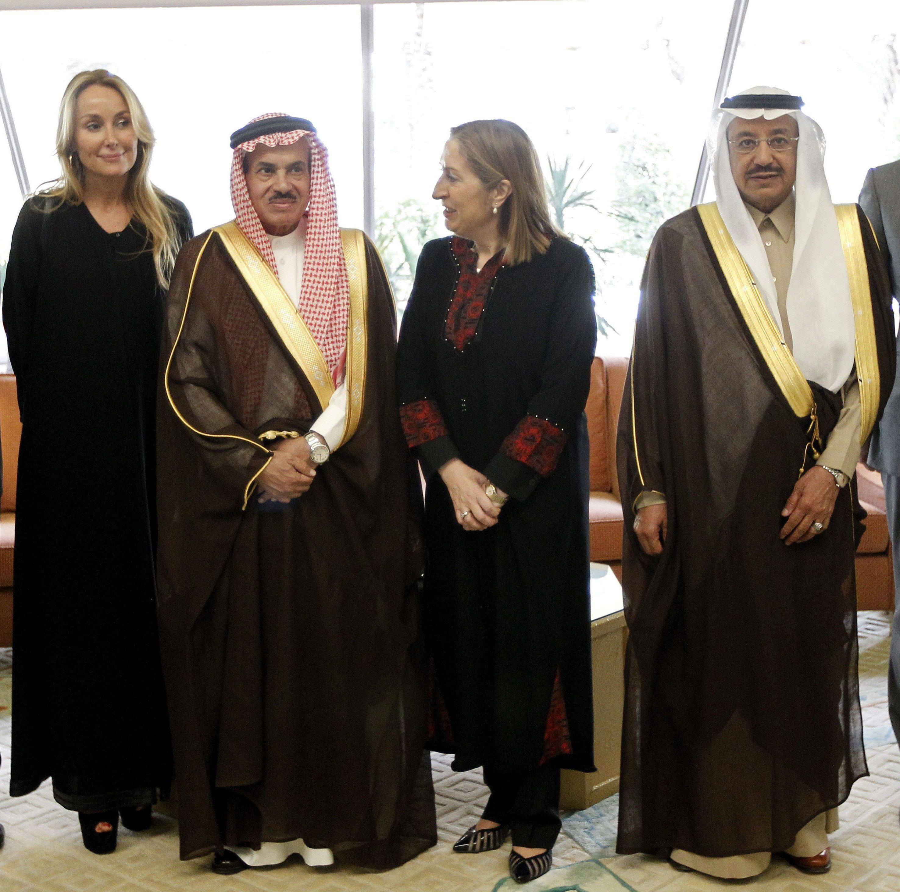 La ministra de Fomento se reúne en Riad con la presidenta y el consejero delegado de FCC para el proyecto del metro
