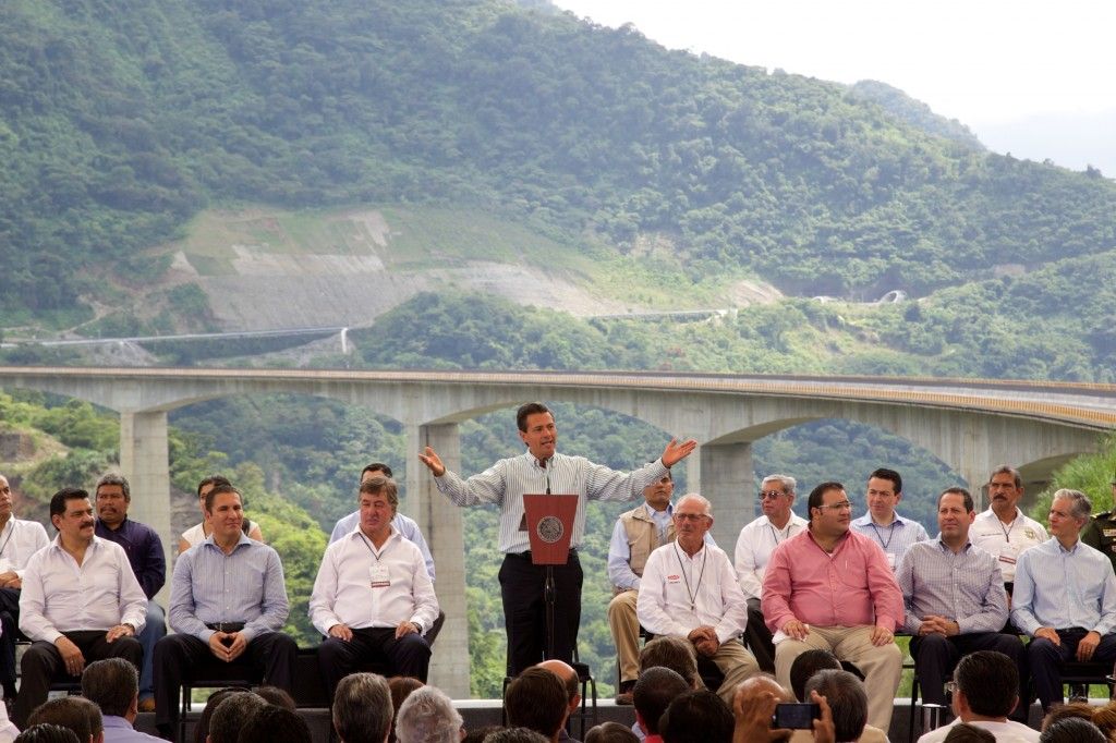 El presidente de México, Enrique Peña Nieto, inaugura la nueva autopista Nuevo Necaxa-Tihuatlán, construida por FCC
