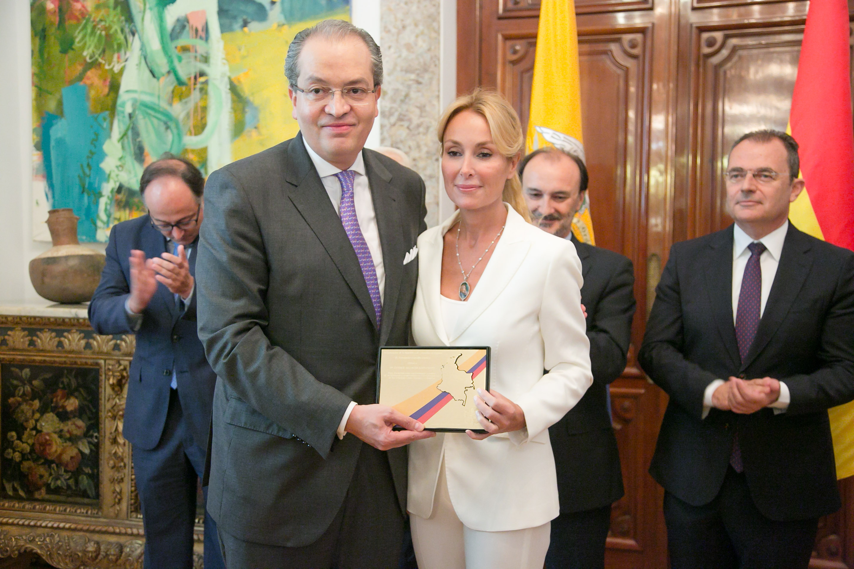 Colombia premia a Esther Alcocer Koplowitz por su contribución a estrechar las relaciones con España