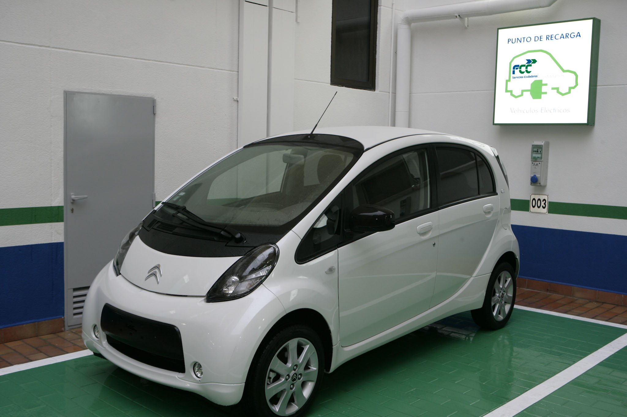 FCC estrena sus primeras plazas de aparcamiento con puntos para recarga de vehículos eléctricos en su sede de Madrid