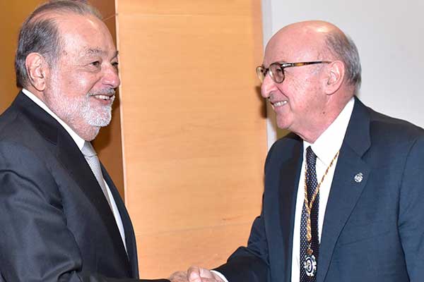 Carlos Slim Helú toma posesión como académico de la RAI