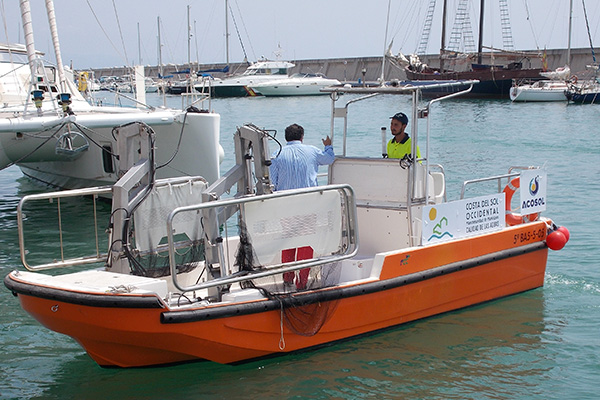 Medio Ambiente cleans the Costa del Sol coastline in Málaga