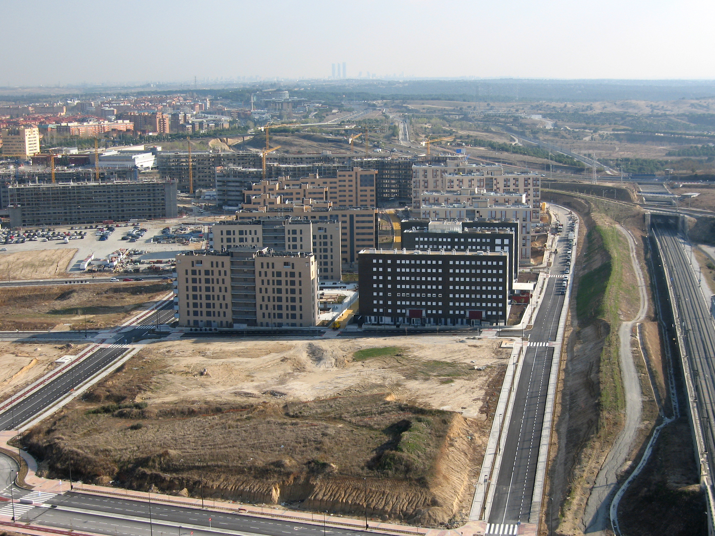 MADRID DESDE NUEVO TRES CANTOS CON 1000 VIVIENDAS AL FRENTE