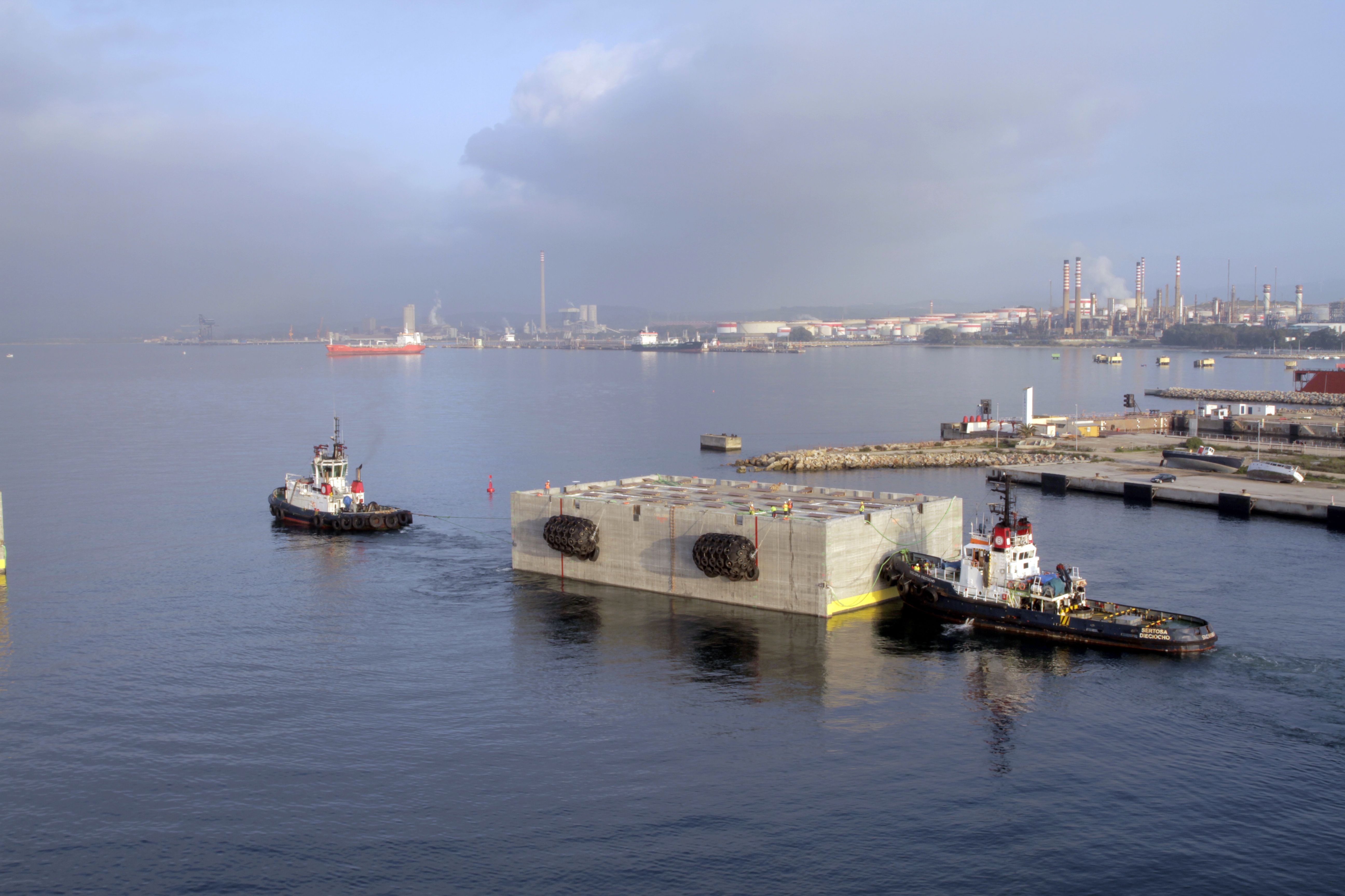 FCC comienza en Algeciras el envío por mar de las primeras macropiezas para la construcción del puerto de Açu (Brasil)