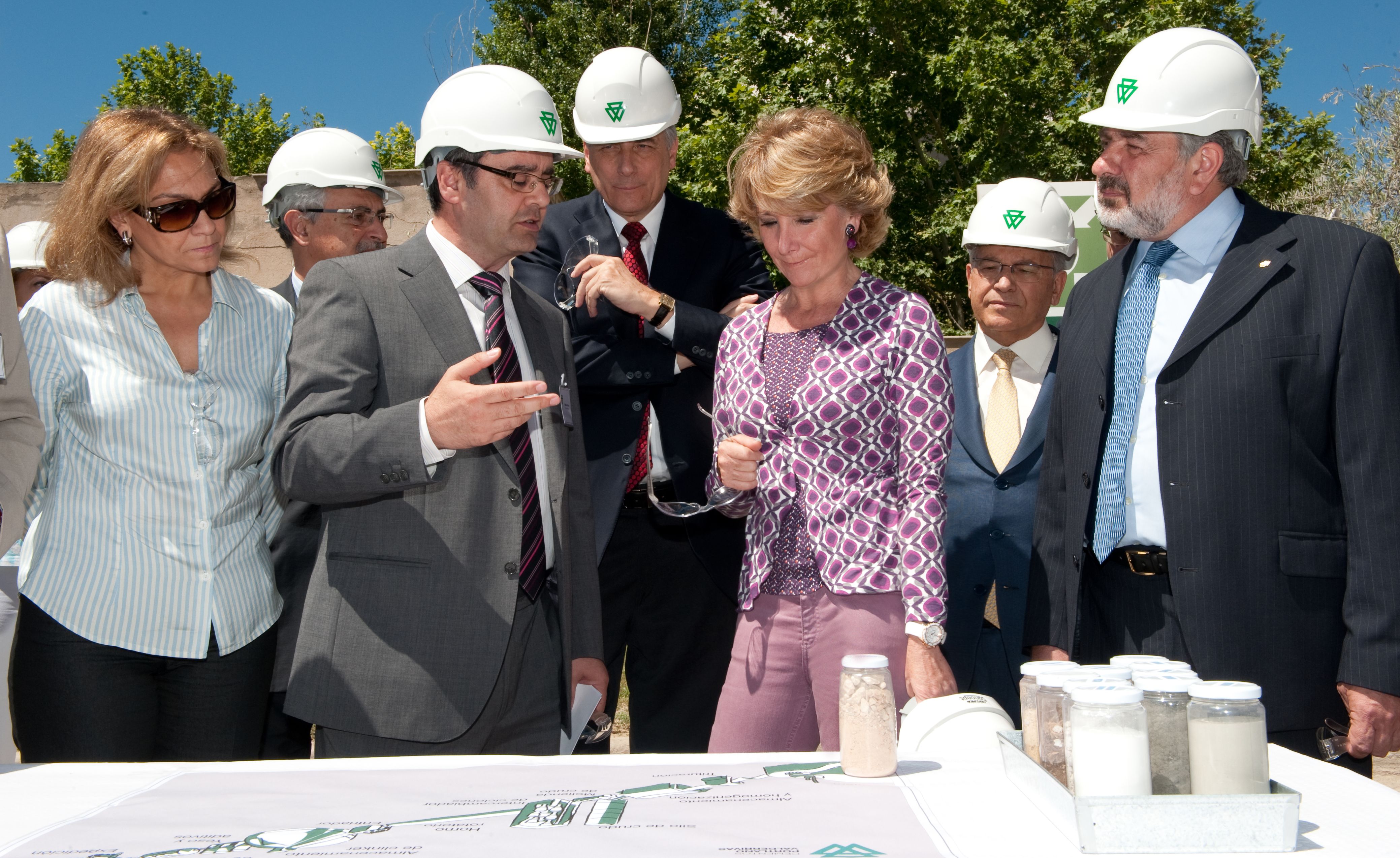 Esperanza Aguirre anuncia la candidatura al Premio Excelencia Europea de la fábrica de Portland Valderrivas en Morata