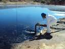 4_Laguna Arganda operario regeneracion aceites descontaminacion lodos.png