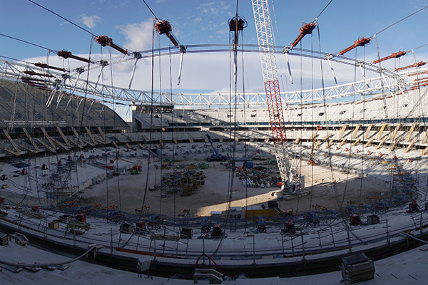 FCC inicia los trabajos de izado de la cubierta del Wanda Metropolitano