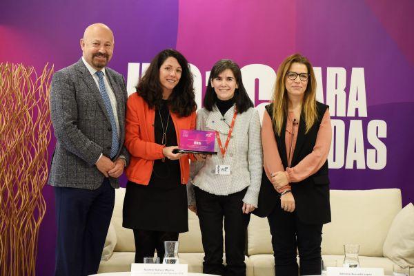 Entrega premio al Servicio 016 por su labor y atención a las mujeres víctimas de violencia de género